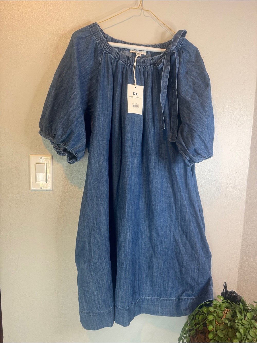 Free Assembly Denim Puff
Sleeve Dress with Neck Tie Sz
XXL